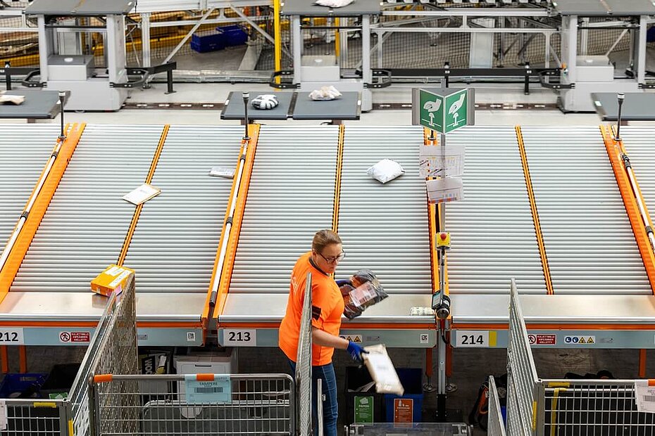 Fives’ AMR sorting solution for Posti in Seinäjoki logistics center